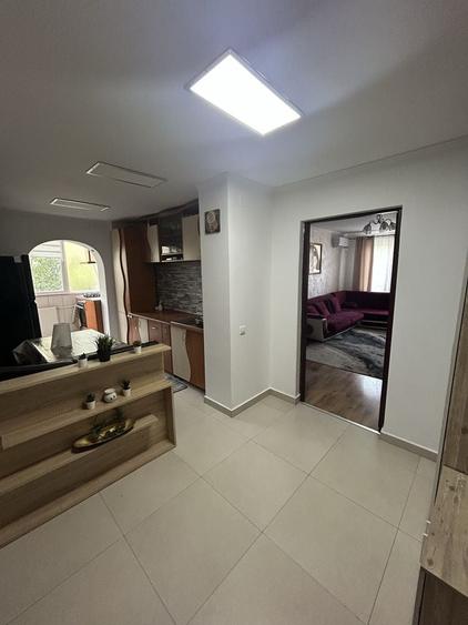 Apartament cu 3 camere semidecomandat în Rahova