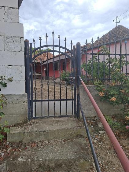 Casă cu 2 camere cu Teren 3300 Mp în Lugașu de Sus
