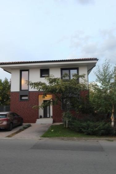 Casă cu 5 camere cu Teren 600 Mp în Corbeanca