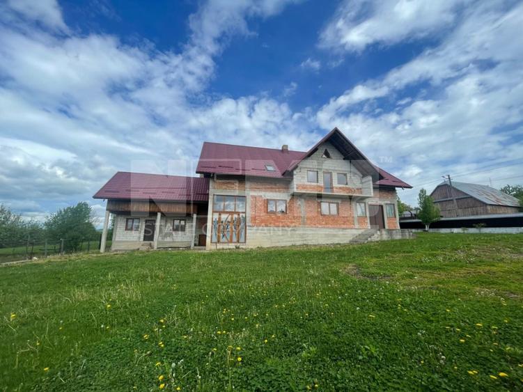 Casă individuală cu 9 camere cu Canalizare în Burla