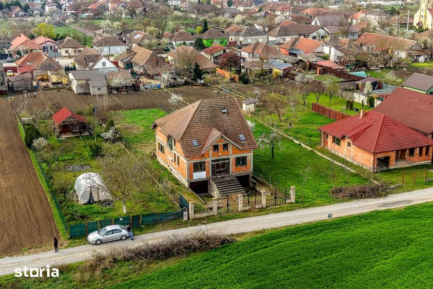 Casă cu 6 camere cu Teren 831 Mp în Mașloc