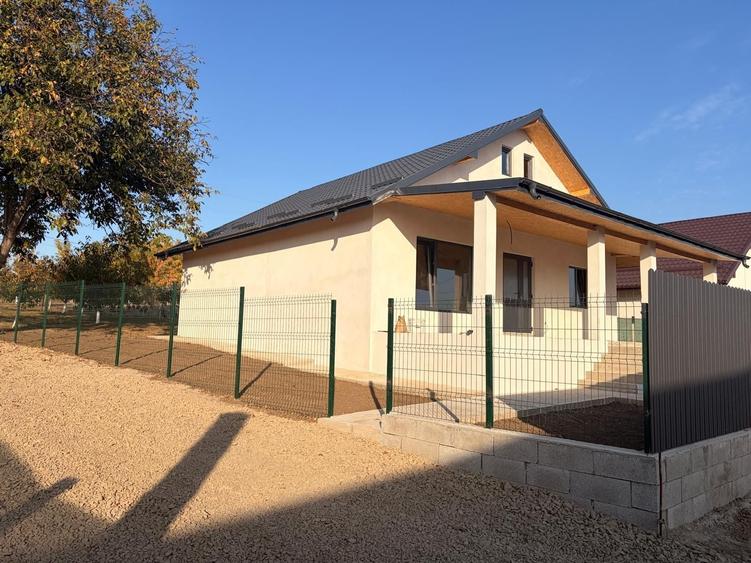 Casă cu 4 camere în Sârca