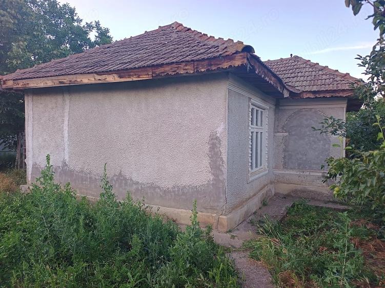 Casă cu 3 camere cu Teren 2500 Mp în Central
