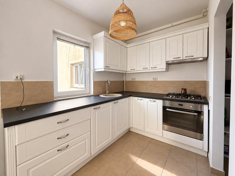 Apartament cu 4 camere decomandat, mobilat în Băneasa