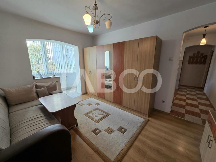 Apartament cu 3 camere semidecomandat, mobilat în Mihai Viteazul