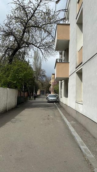 Garsonieră decomandată în Pajura