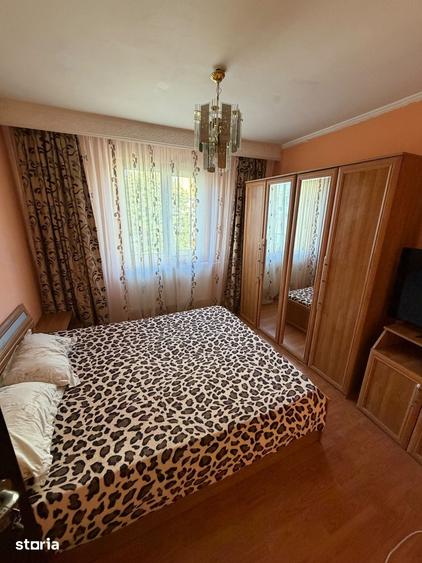 Apartament cu 3 camere semidecomandat în Craiovița Nouă