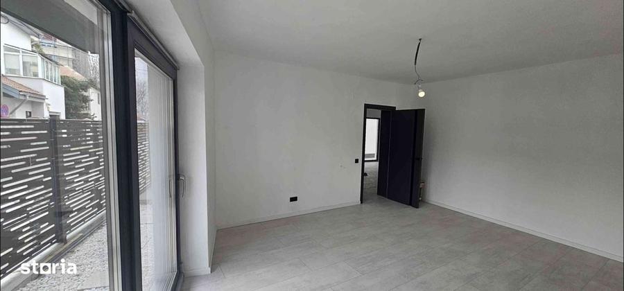 Casă cu 4 camere în Tineretului