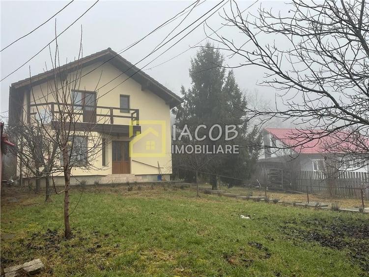 Casă individuală cu 4 camere cu Canalizare în Măgura