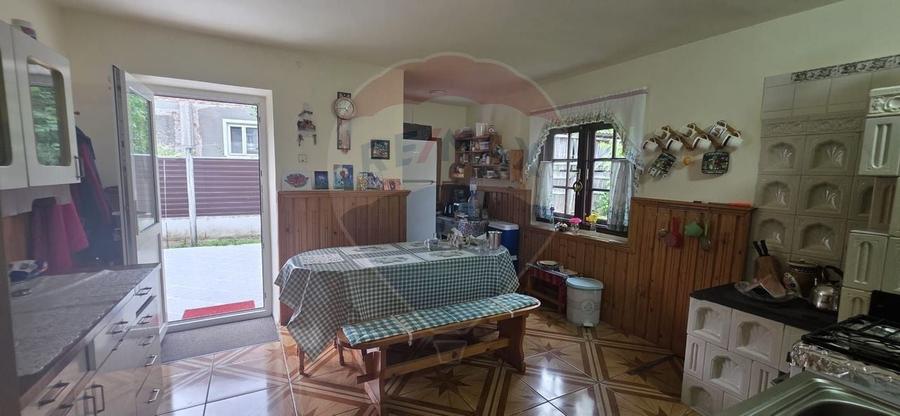 Casă individuală cu 7 camere cu Teren 917 Mp în Tătărani