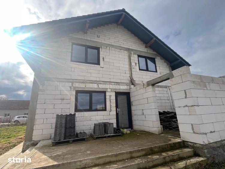 Casă cu 5 camere cu Teren 1414 Mp în Știuca