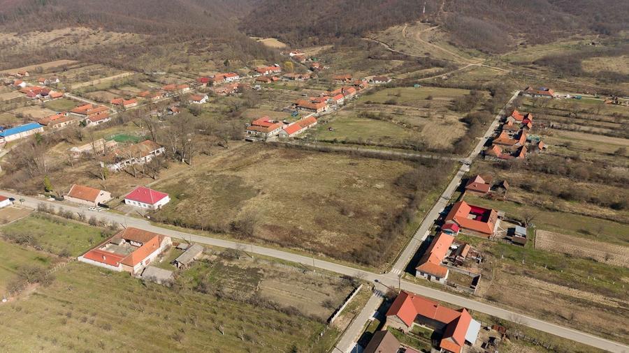 Casă individuală cu 8 camere cu Canalizare în Maciova
