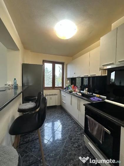 Apartament cu 3 camere semidecomandat în Nord