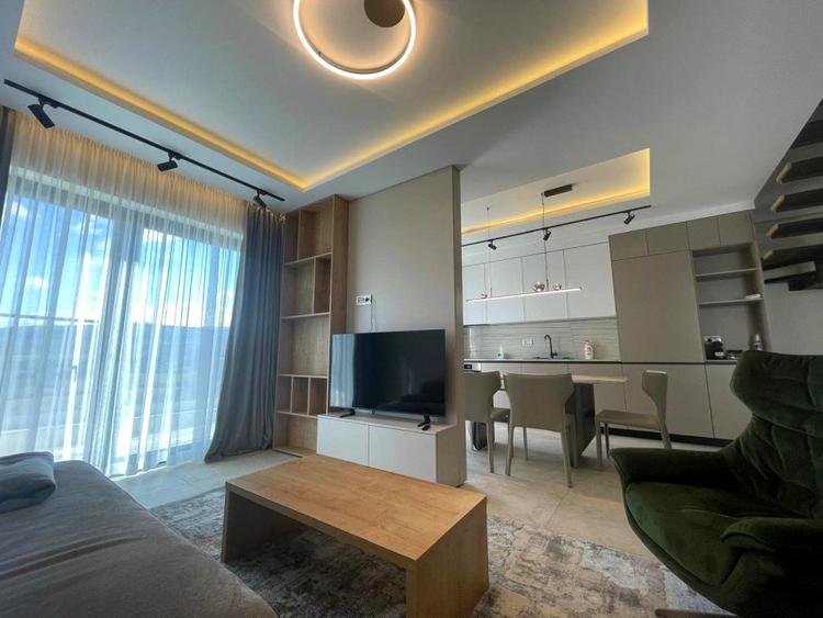 Apartament cu 3 camere semidecomandat, mobilat în Bună Ziua