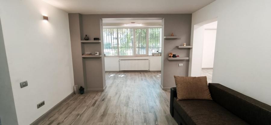 Apartament cu 3 camere semidecomandat în Tomis II