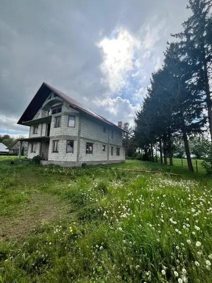 Casă cu Teren 1674 Mp în Frătăuții Vechi