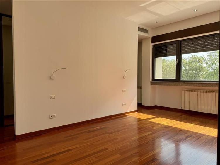 Apartament cu 4 camere decomandat în Dorobanți