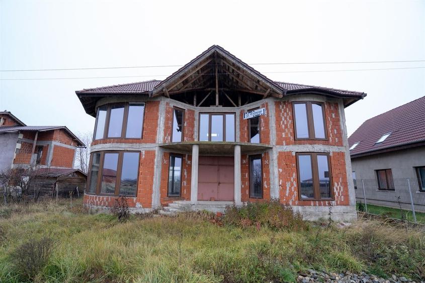 Casă individuală cu 7 camere cu Canalizare în Rontău