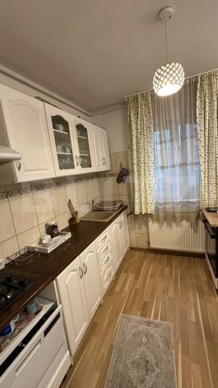 Apartament cu 2 camere semidecomandat, mobilat în Piața Centrală