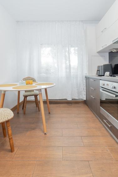 Apartament cu 3 camere decomandat, mobilat în Faleza Nord