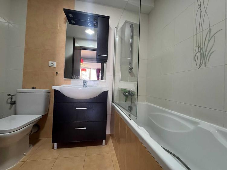 Apartament cu 3 camere semidecomandat în Herăstrău