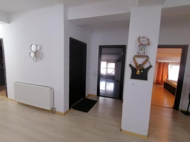 Apartament cu 4 camere decomandat, mobilat în Est