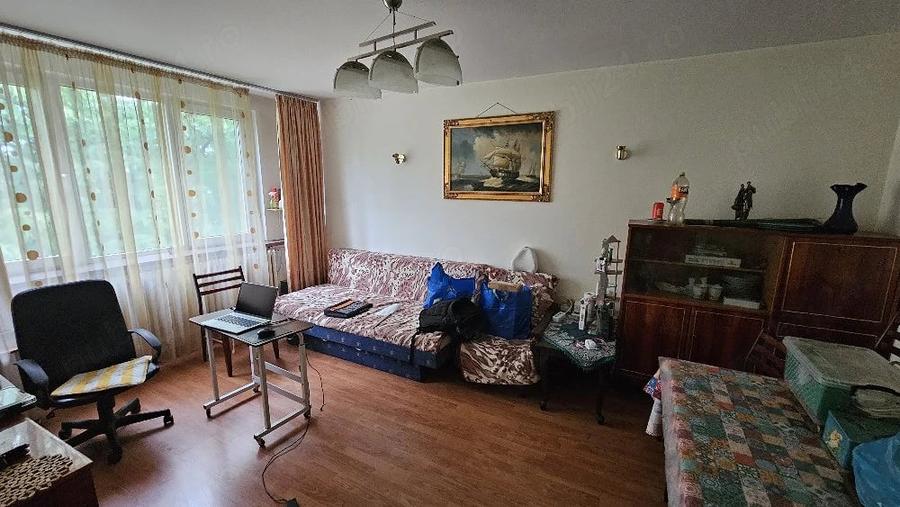 Apartament cu 3 camere decomandat în Alexandriei