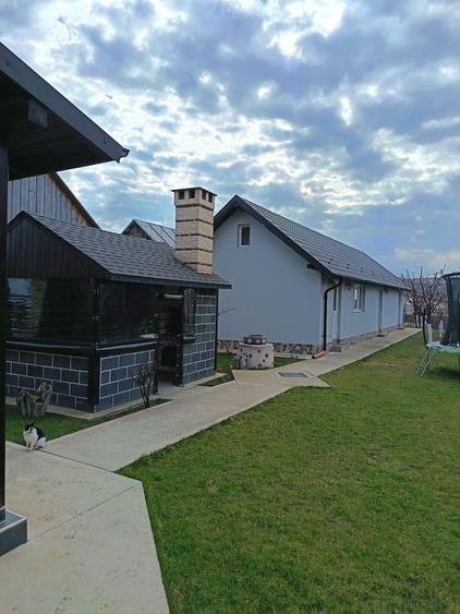 Casă cu 3 camere în Ipotești