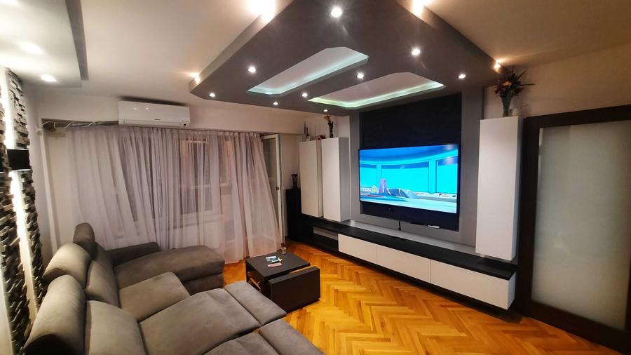 Apartament cu 3 camere decomandat în Polivalentă