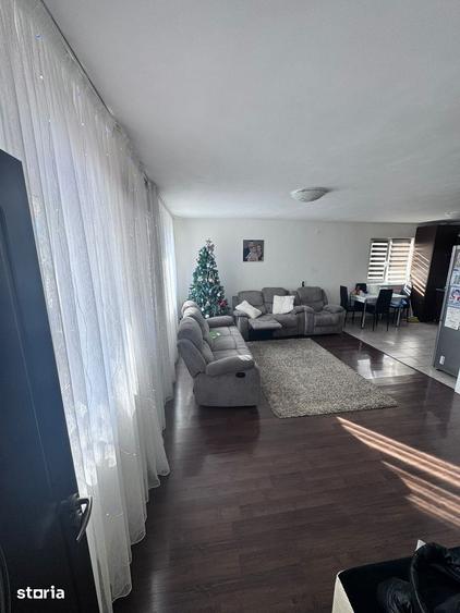 Casă cu 7 camere cu Teren 1000 Mp în Central