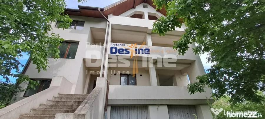 Casă cu 11 camere cu Teren 500 Mp în Valea Lupului