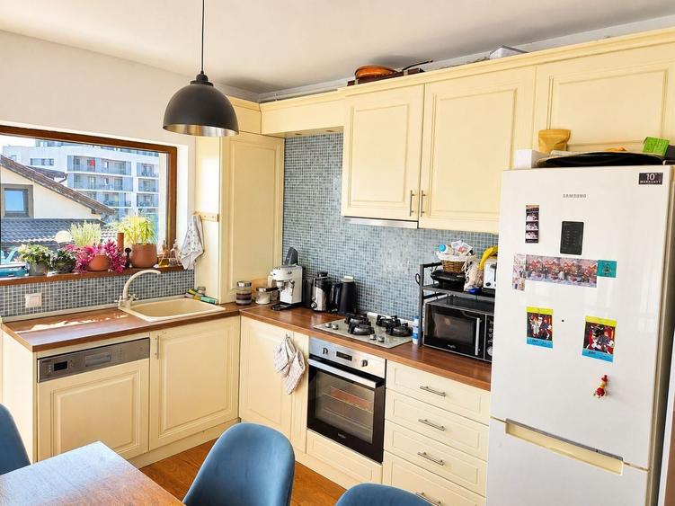 Apartament cu 3 camere semidecomandat, mobilat în Bună Ziua