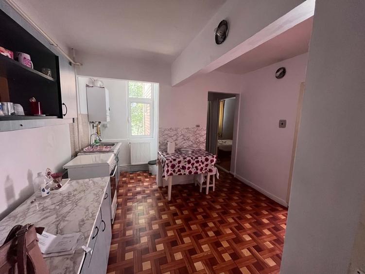 Apartament cu 4 camere decomandat în Micro 39