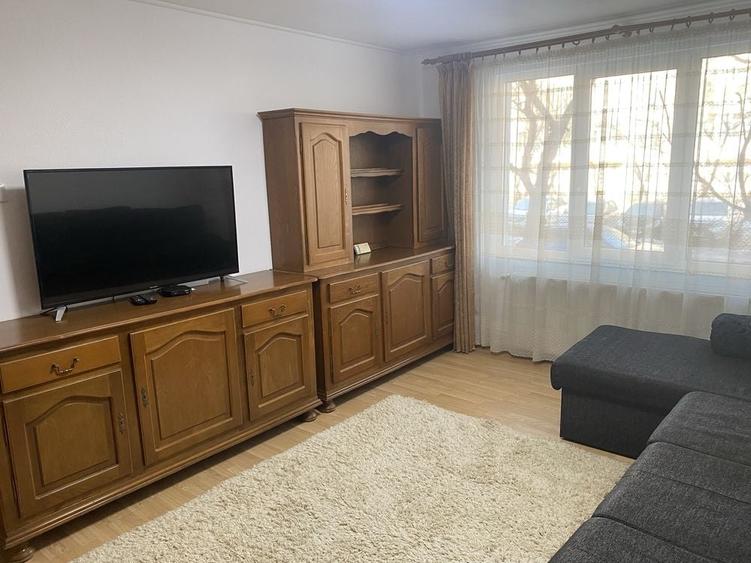 Apartament cu 3 camere decomandat în Tractorul