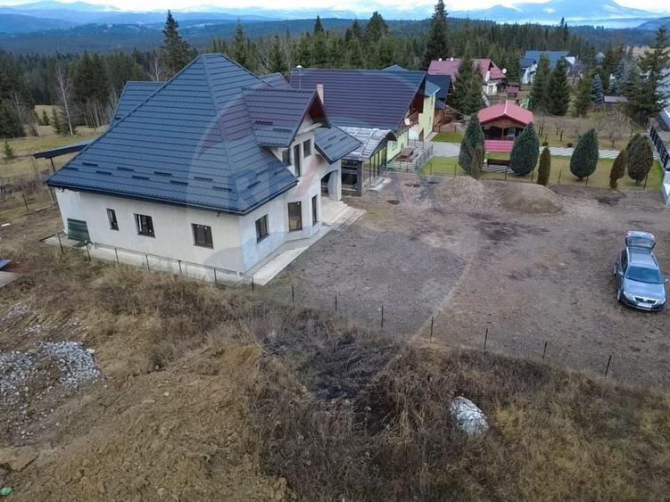 Casă individuală cu 8 camere cu Piscina în Poiana Stampei