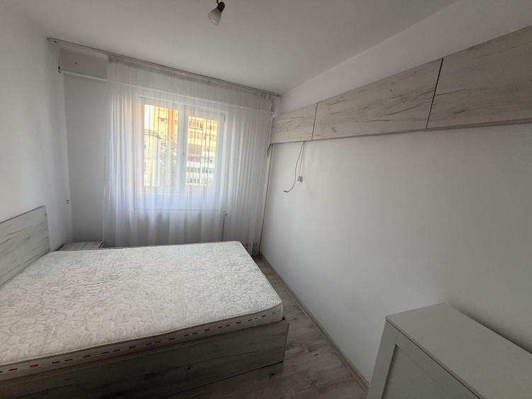 Apartament cu 3 camere semidecomandat în Craiovița Nouă