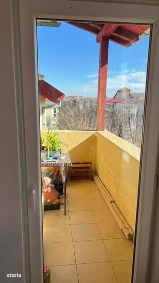 Apartament cu 3 camere decomandat în Girocului