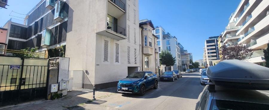 Apartament cu 3 camere decomandat, mobilat în P-ța Victoriei