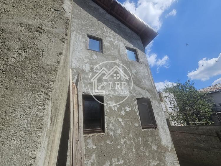 Casă individuală cu 7 camere cu Canalizare în Voluntari