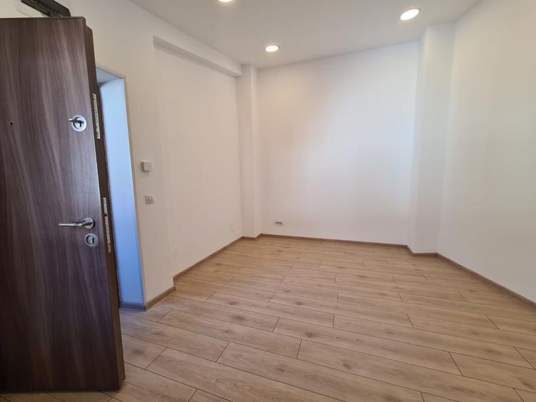 Casă individuală cu 18 camere cu Canalizare în Calea Călărașilor