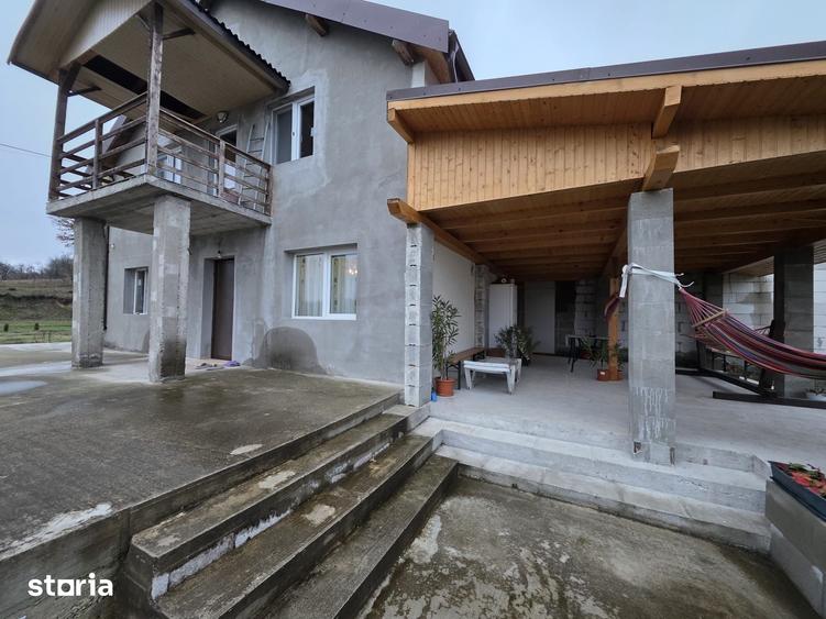 Casă cu 4 camere cu Teren 1600 Mp în Hărău