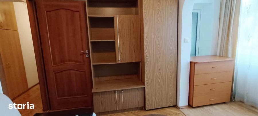 Apartament cu 4 camere decomandat în Tractorul
