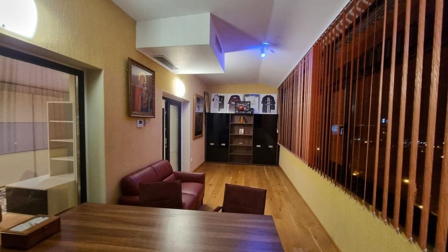 Penthouse cu 5 camere decomandat, mobilat în Central