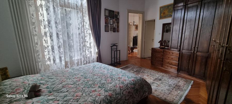 Apartament cu 4 camere semidecomandat în Calea Victoriei