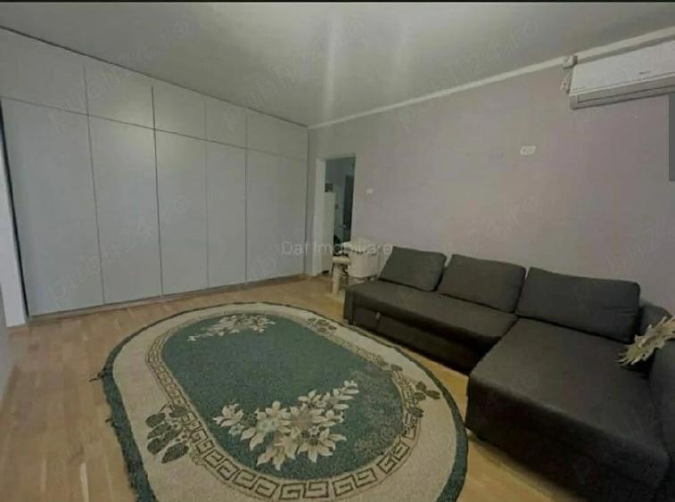 Apartament cu 3 camere semidecomandat în Berceni