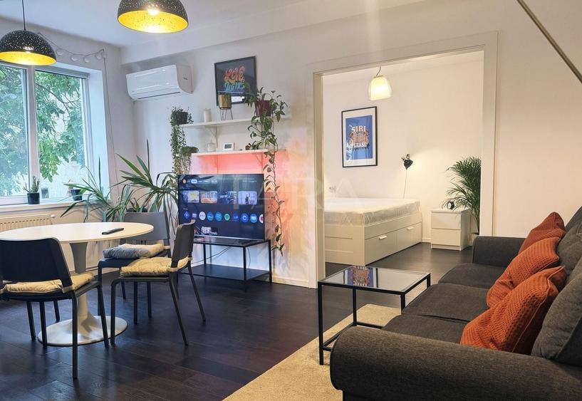 Apartament cu 3 camere semidecomandat, mobilat în Central