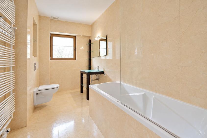 Apartament cu 5 camere decomandat în Primăverii
