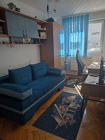 Apartament cu 3 camere semidecomandat în Central
