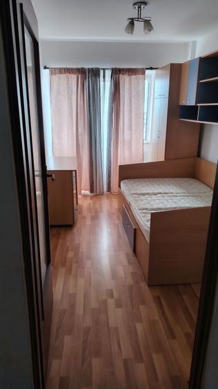 Apartament cu 4 camere decomandat în Micro 5