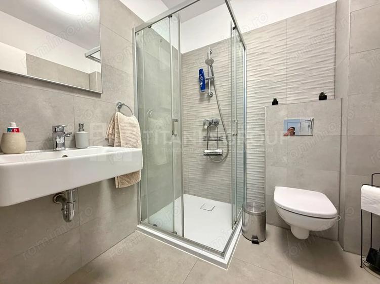 Apartament cu 3 camere decomandat în Tractorul
